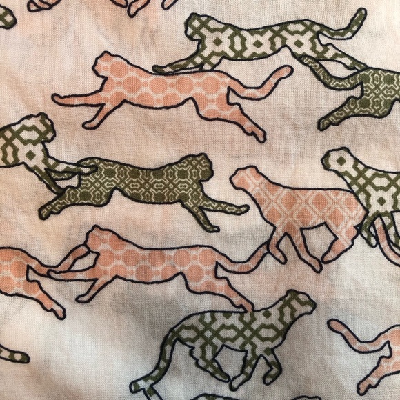 Crown and Ivy Woman’s Multicolor Patterned Button Down Shirt Size M - Picture 6 of 7